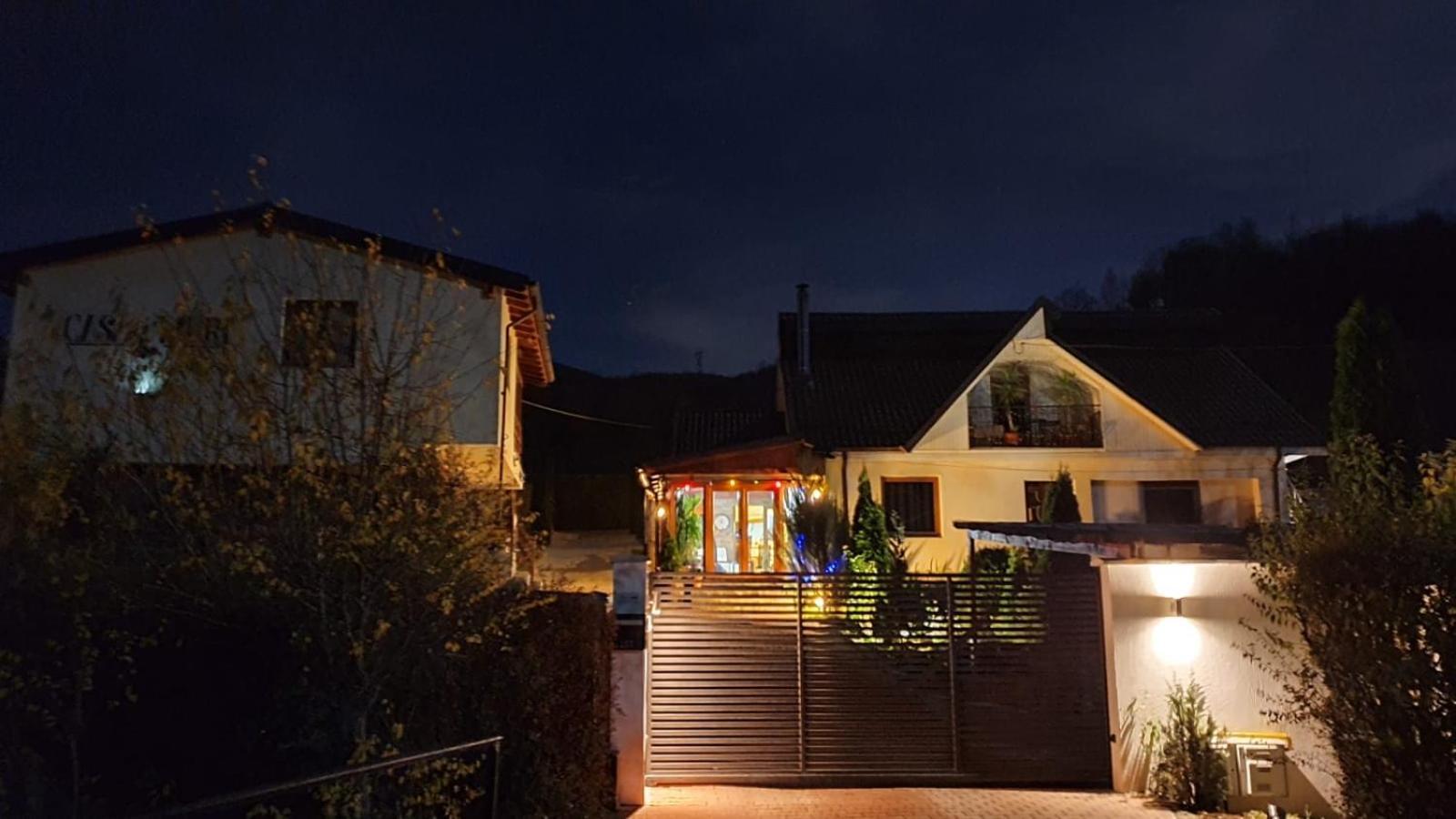 Casa Cu Muri Tîrgu Ocna Exterior foto